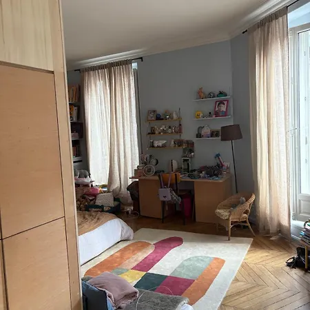 Family Near Marais In Oberkampf شقة